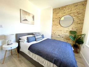 Lush Porthcawl Coney Beach 2 bedroom apt, Spacious, Parking, Prime Location